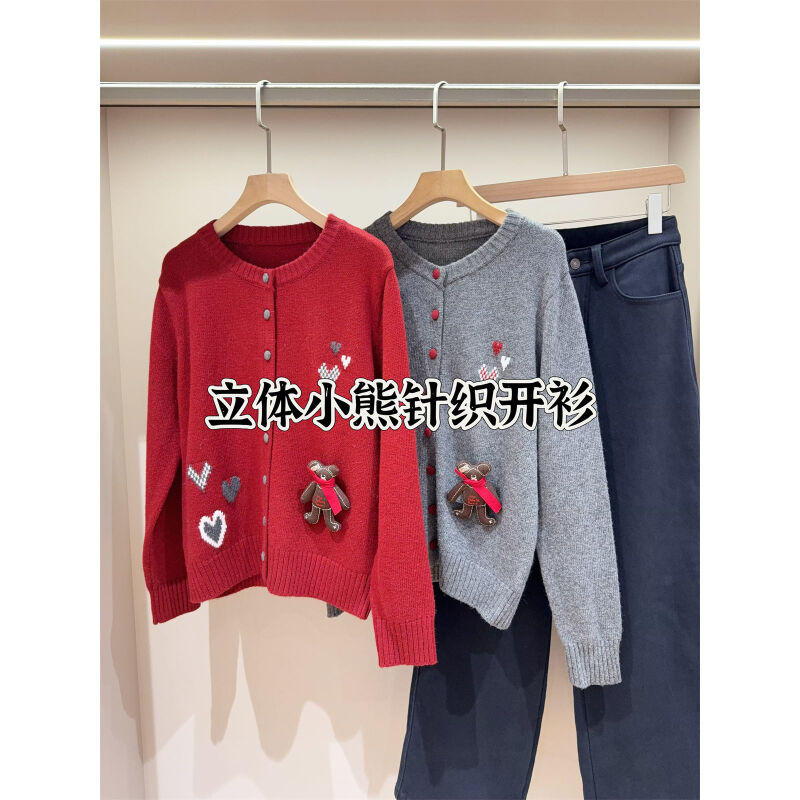 小熊玩偶别针+爱心提花毛衣开衫女