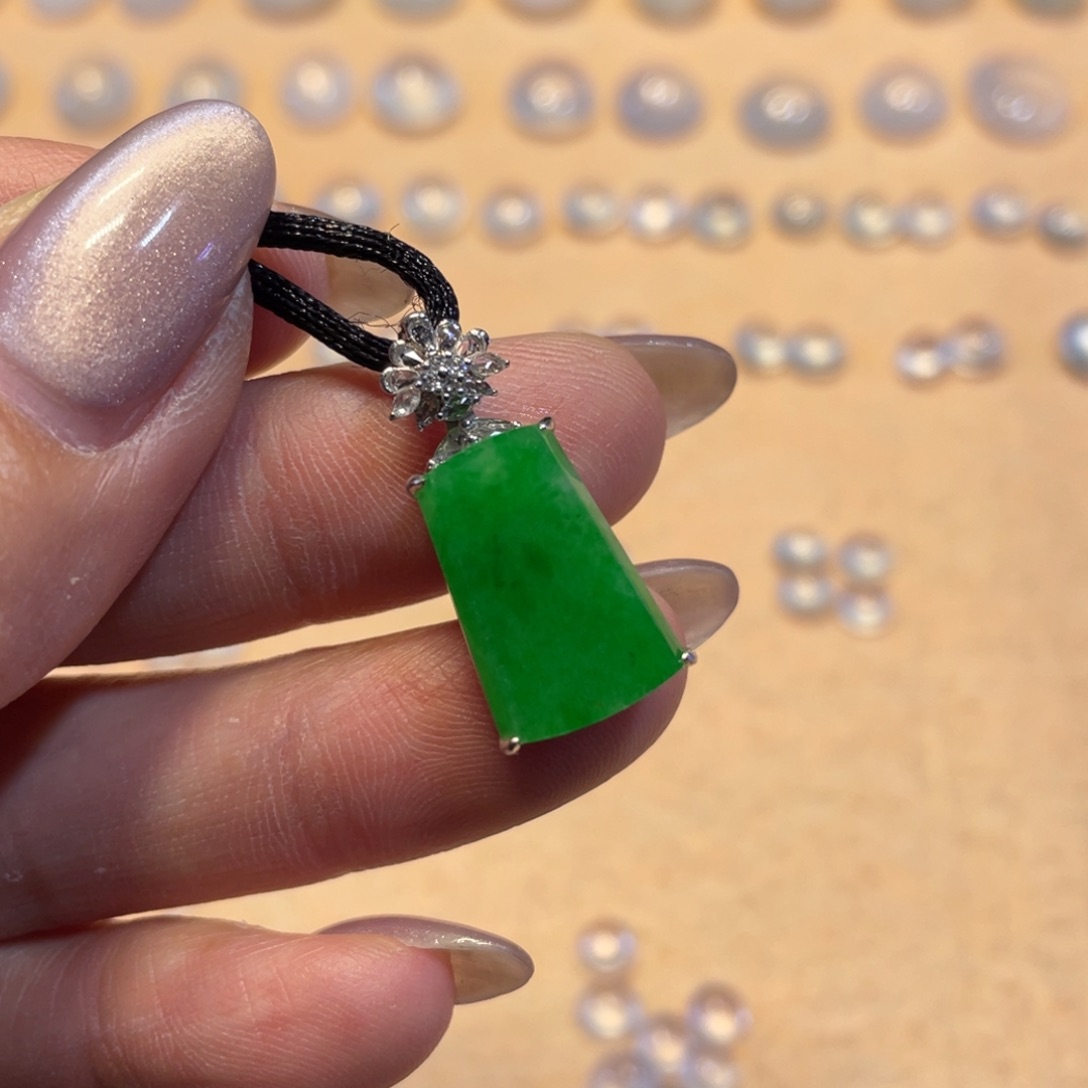 翡翠18K金镶嵌颈饰吊坠