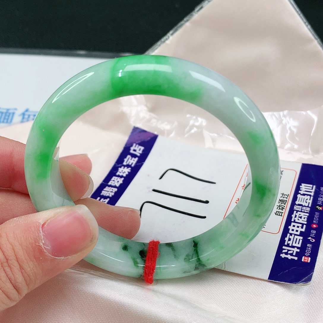 翡翠手镯未镶嵌翡翠