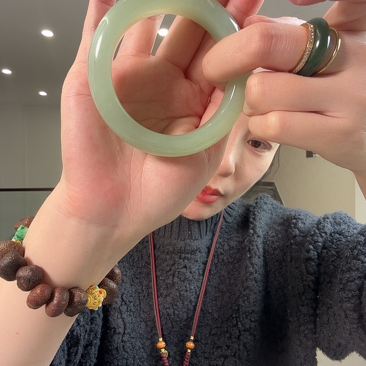 欣***g蛇纹石玉未镶嵌颈饰