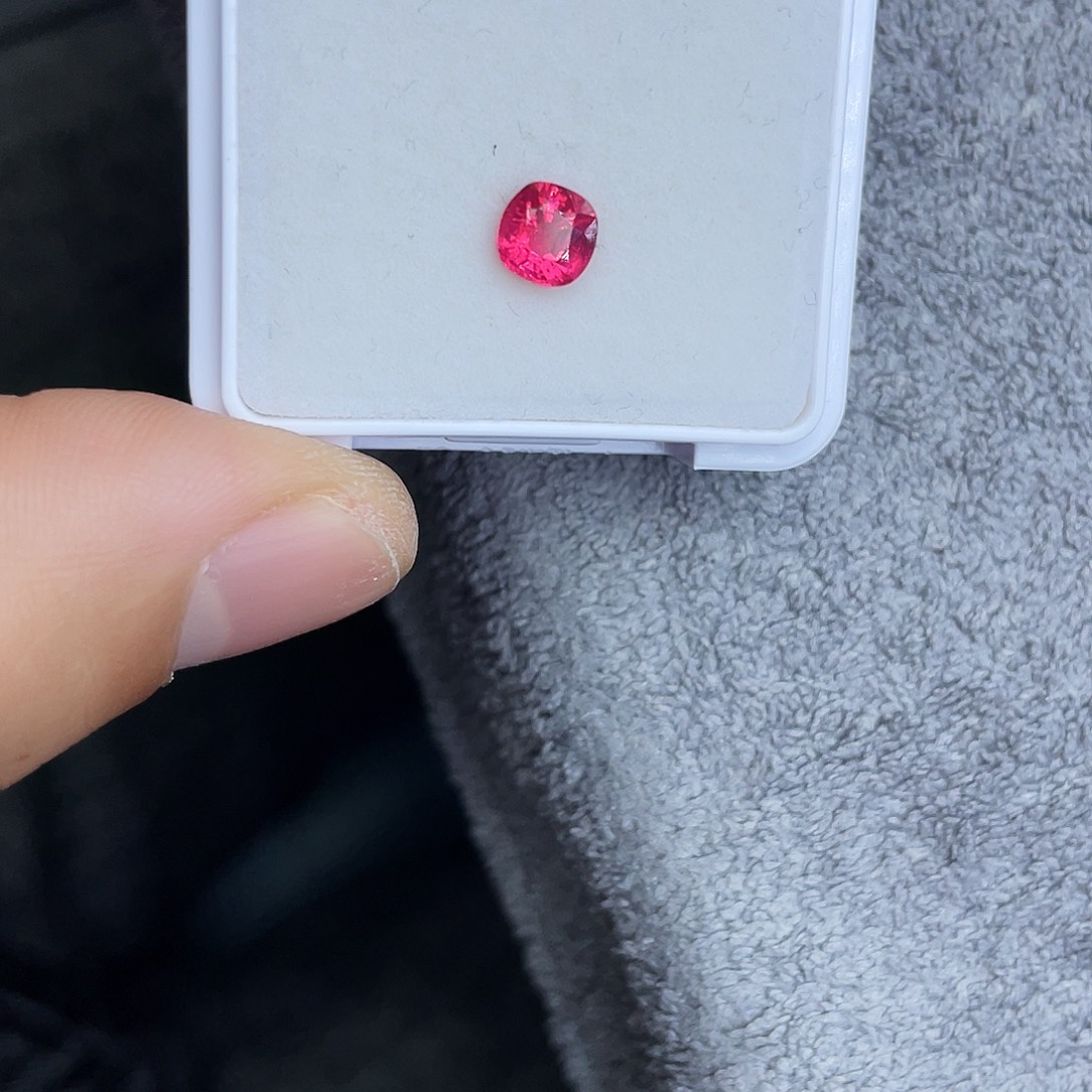 尖晶石裸石0.81Ct。 