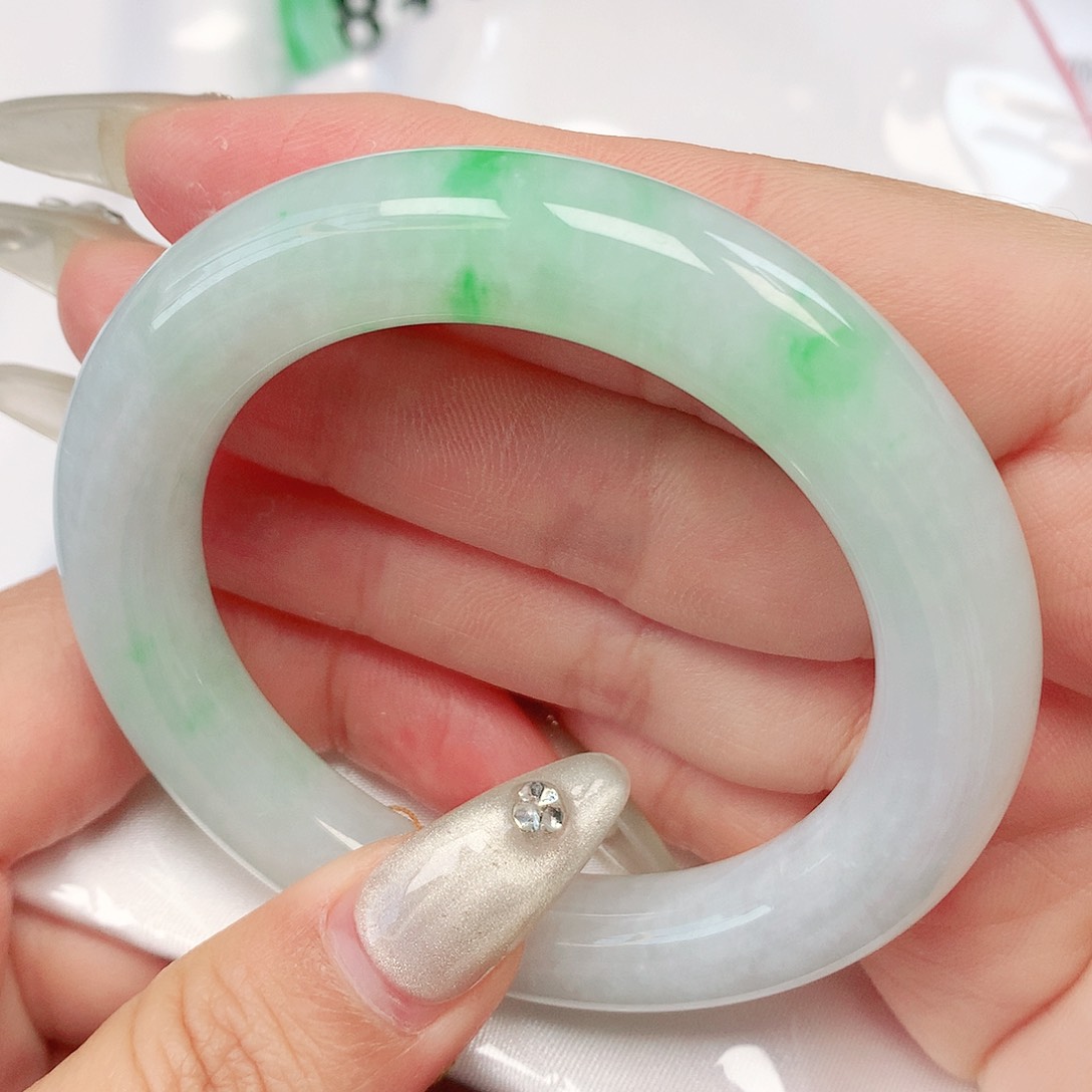 翡翠手镯未镶嵌抖音