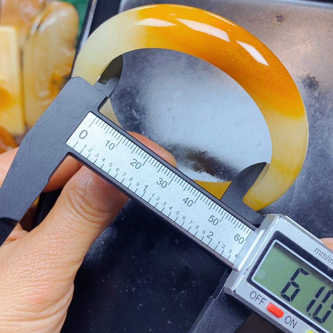 石英质玉（黄龙玉）颈饰未镶嵌