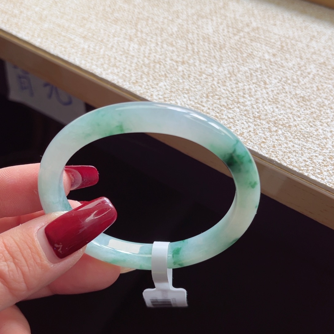 翡翠手镯未镶嵌手镯