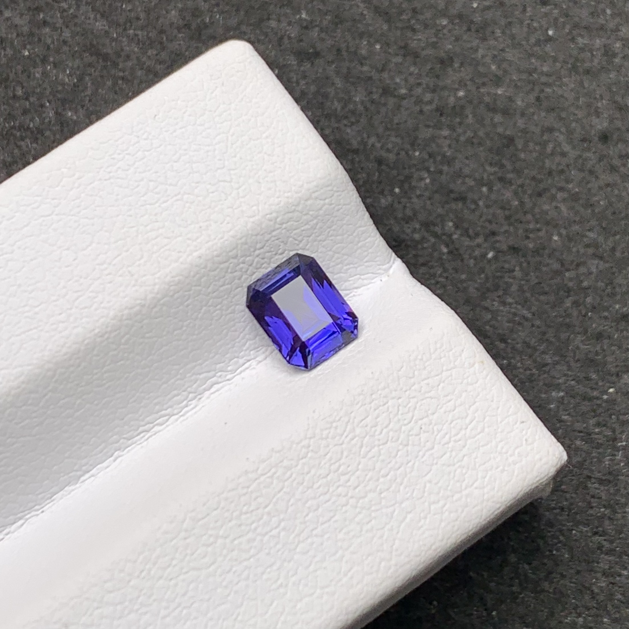 无烧紫蓝宝  1.25克拉 祖母绿切割 全净无暇