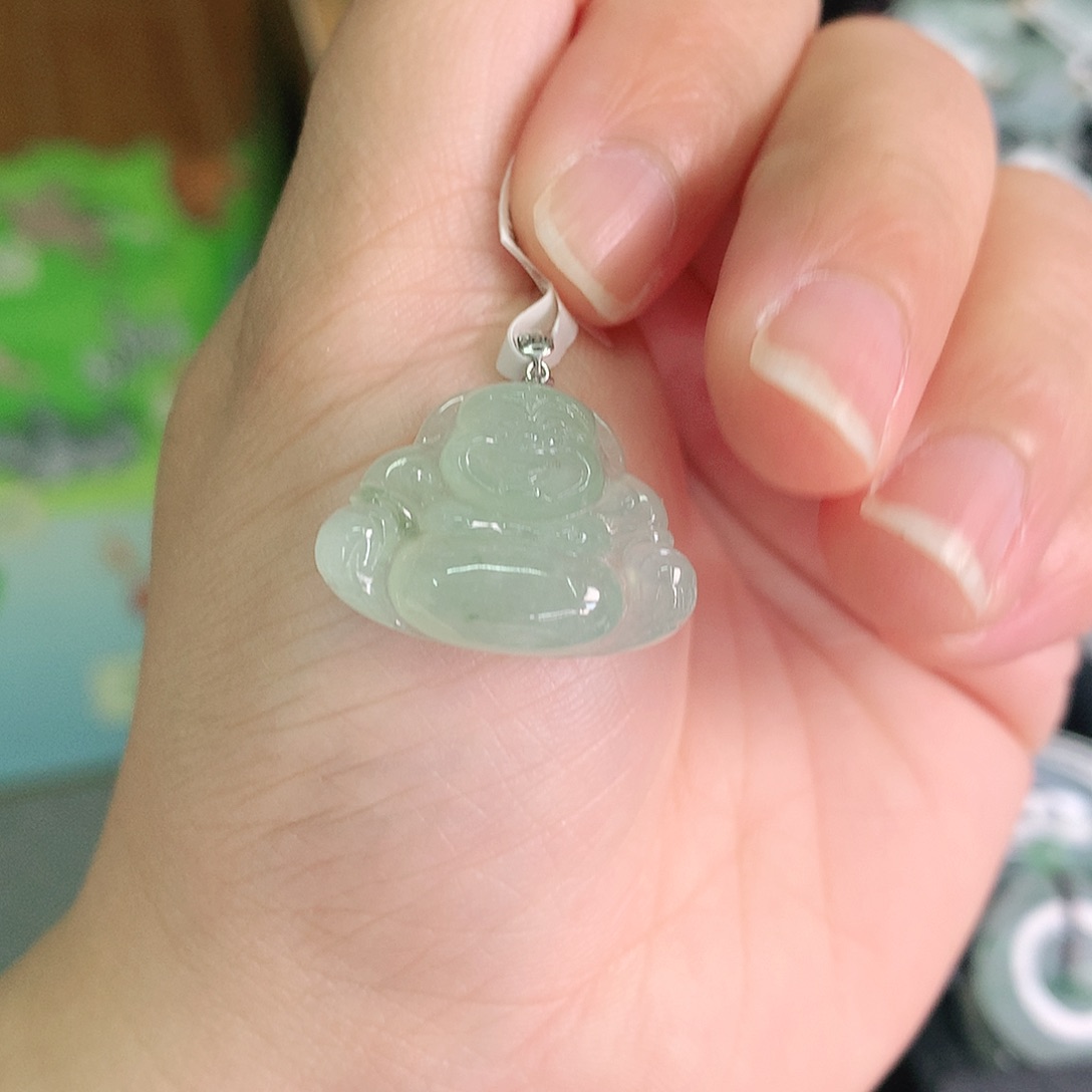 翡翠颈饰18K金镶嵌冰绿小佛