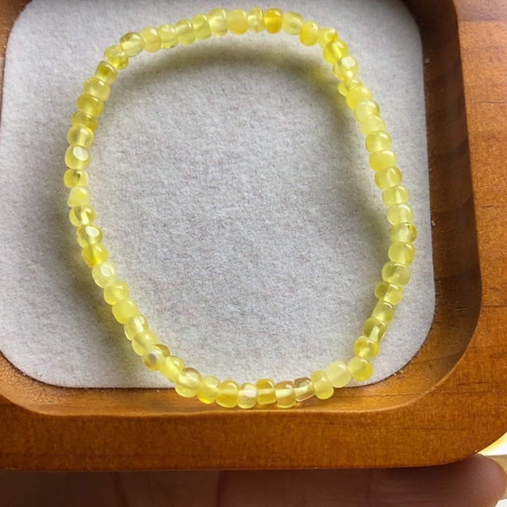 蜜蜡裸石未镶嵌尺寸4加，2.1g，个别微瑕