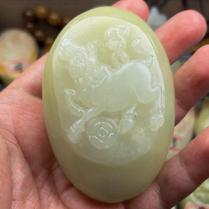 石材方解石手把件牛