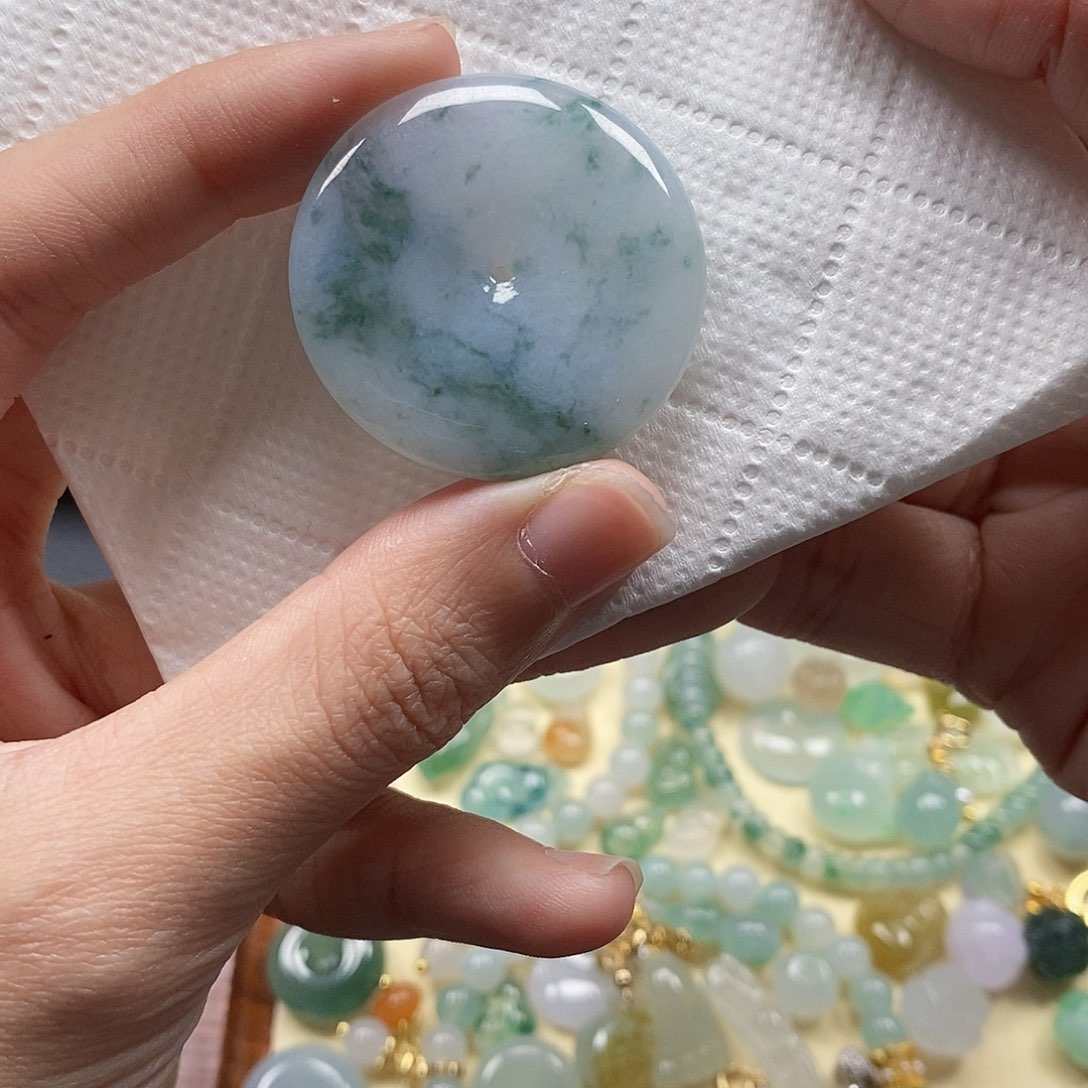 翡翠颈饰未镶嵌闪