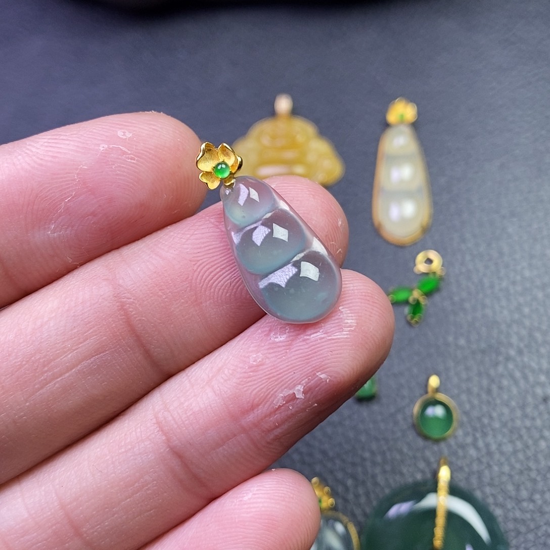 颈饰18K金镶嵌翡翠