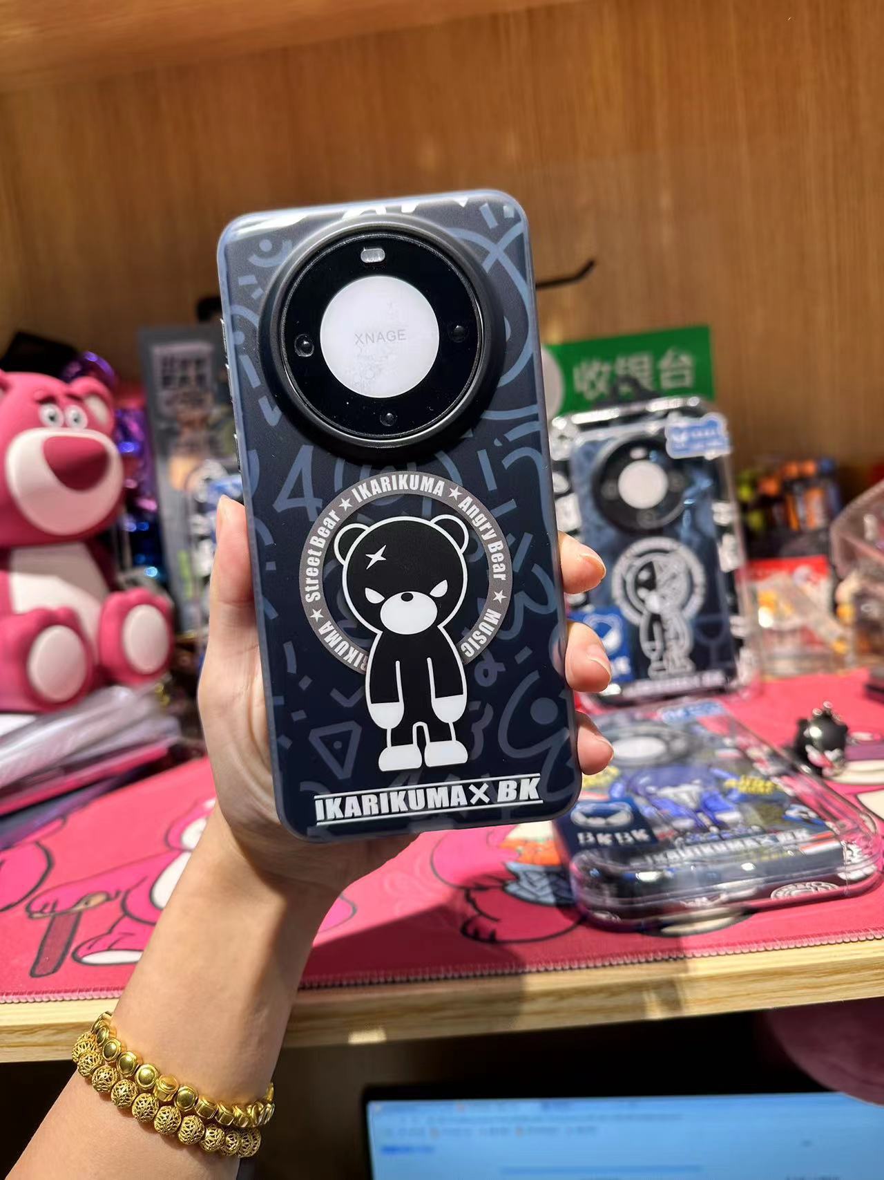 米卡伦 BK 小黑熊 潮酷磨砂磁吸 适用于15pm华为MATE 60Pro手机壳