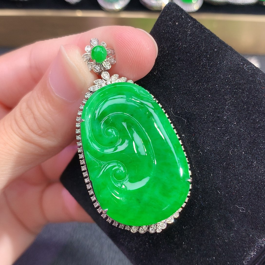 翡翠18K金镶嵌颈饰