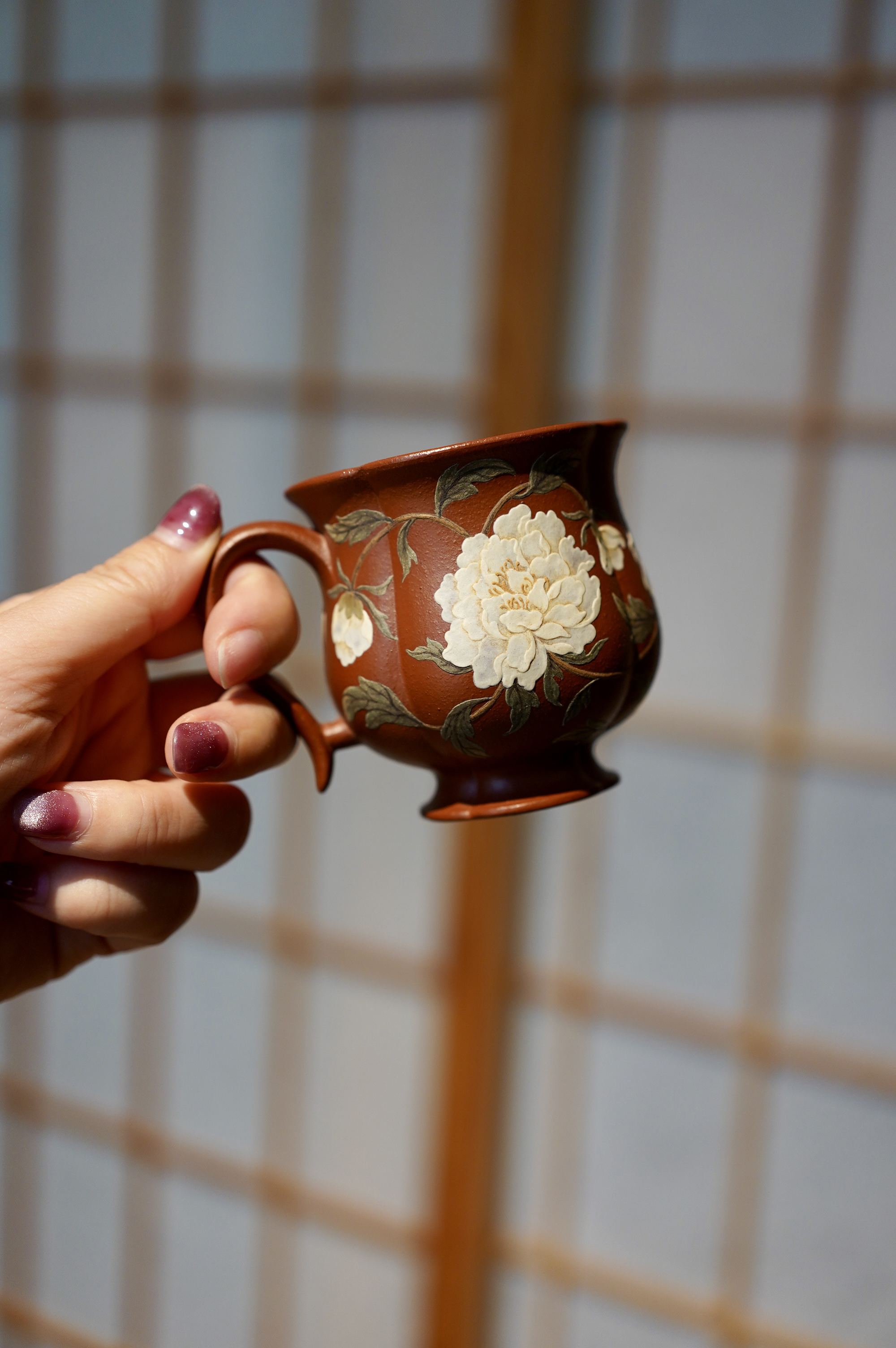 海棠缠枝牡丹杯 侧把 150cc 泥绘牡丹