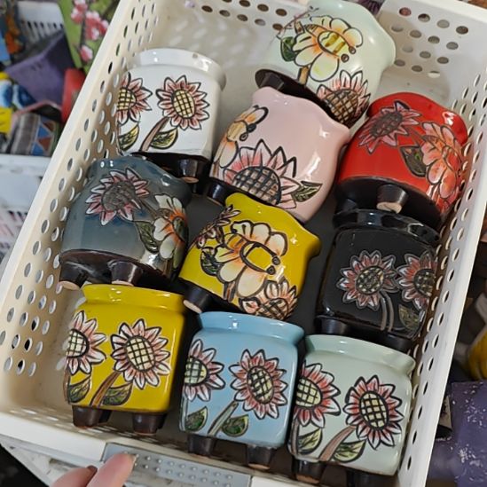 当场拍满15元发货不凑不发，花盆盆口不方不圆有针孔黑点是正常的，