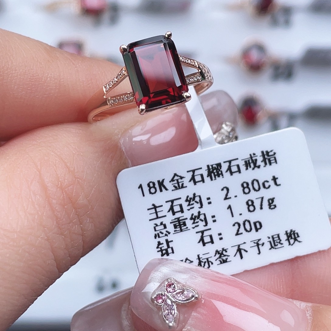18K金镶嵌戒指石榴石