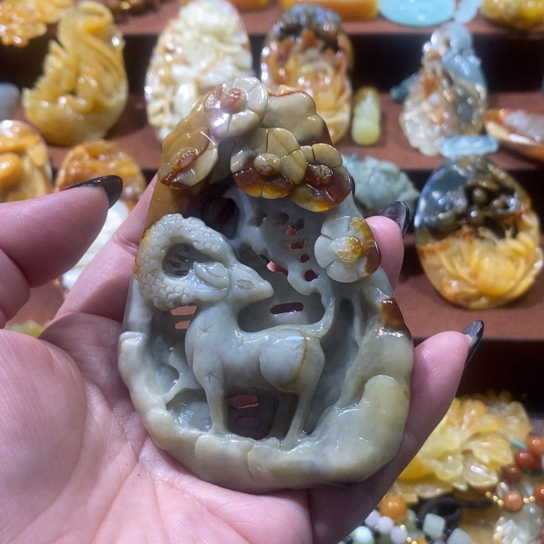 蛇纹石玉未镶嵌颈饰