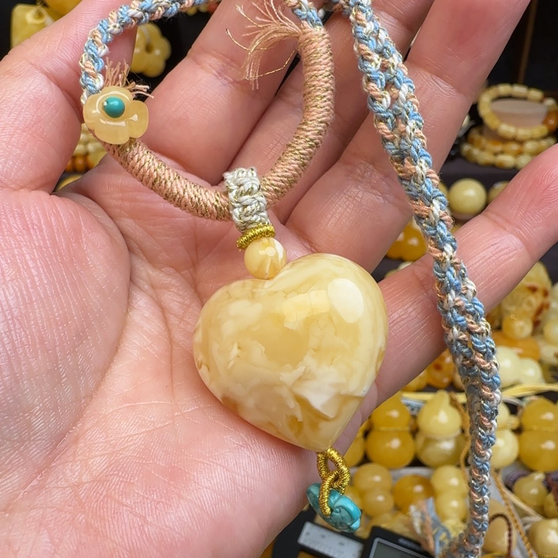 琥珀未镶嵌套链俄料浓白妖花蜜蜡爱心吊坠