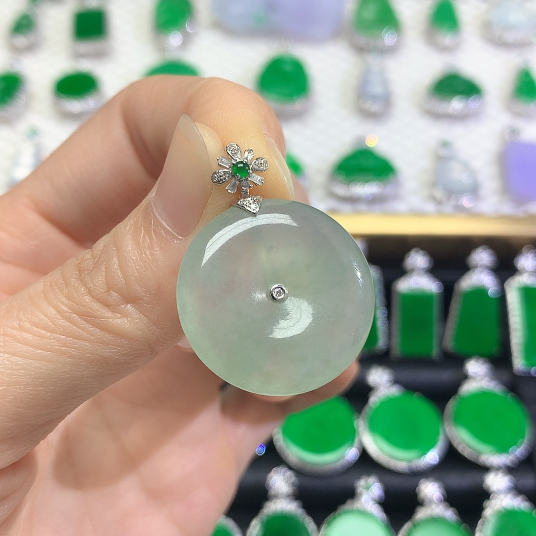 颈饰18K金镶嵌翡翠吊坠