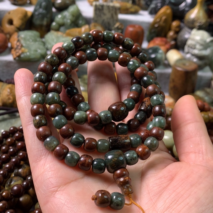 未镶嵌岫岩河磨玉（透闪石质玉）把件