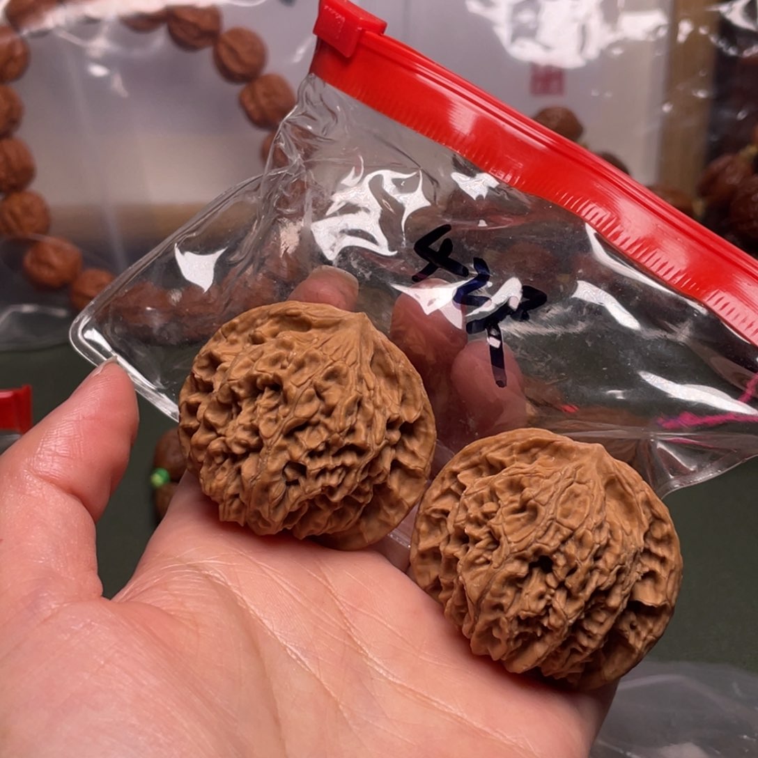 文玩核桃吊坠盘龙纹