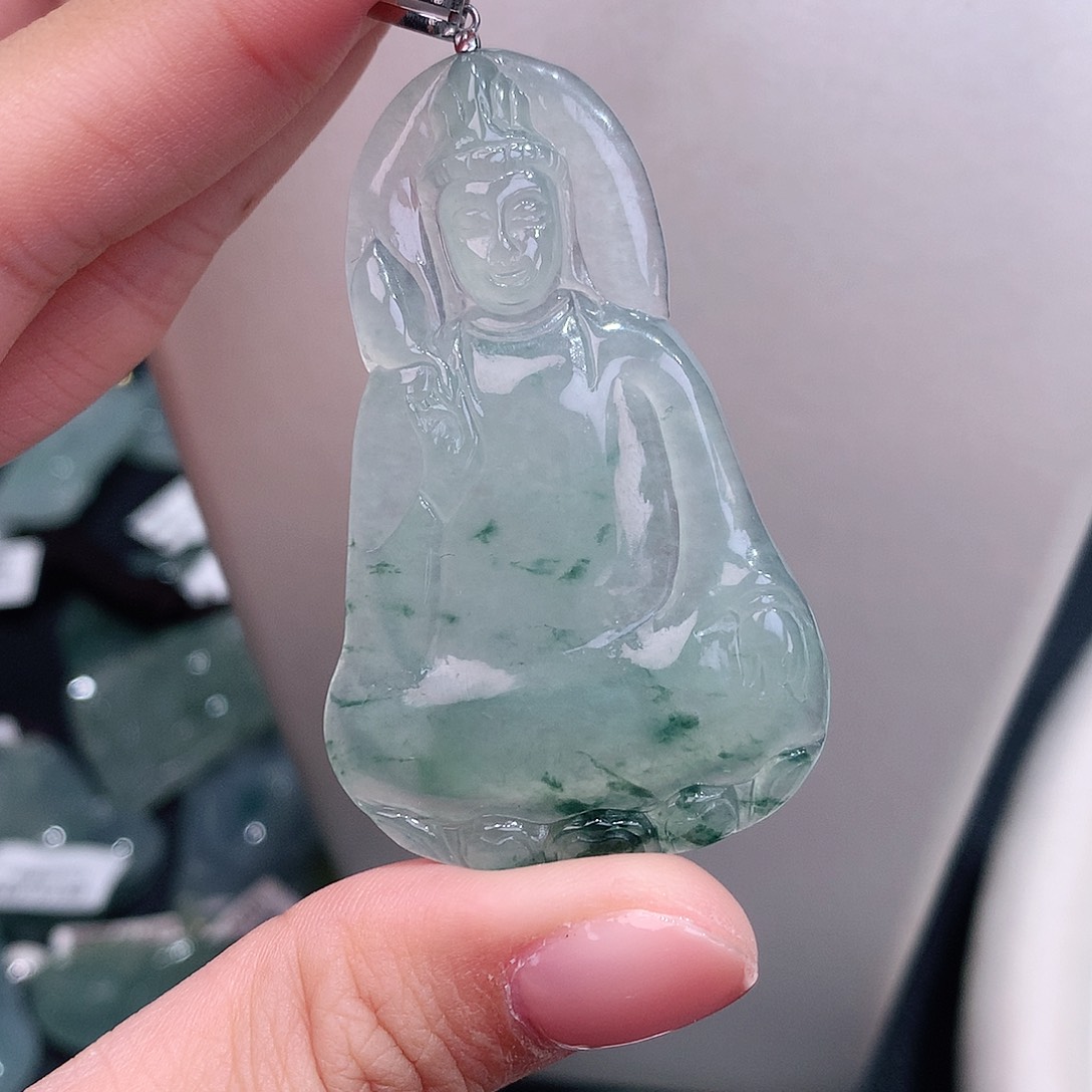 颈饰18K金镶嵌翡翠冰飘花素衣观音