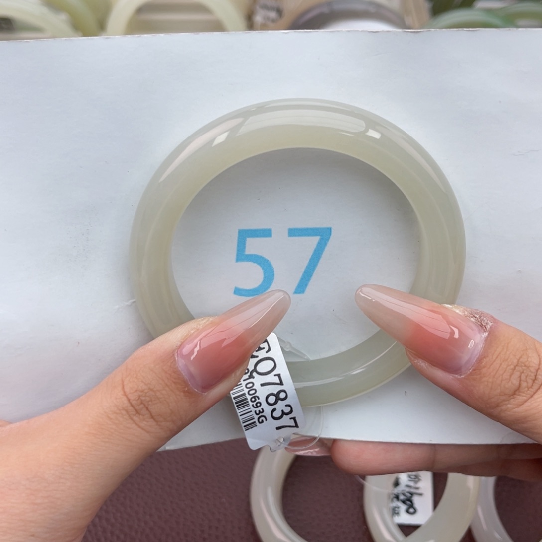 和田玉手镯未镶嵌幸***?