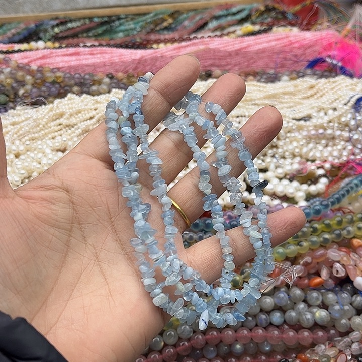 玛瑙/玉髓珠宝半成品未镶嵌一条海蓝宝碎石长75厘米左右