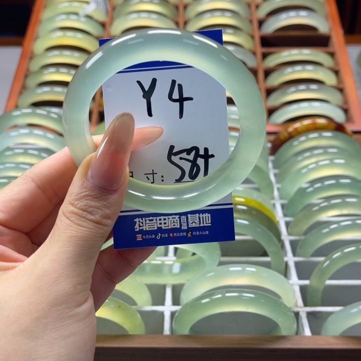 岫玉手镯未镶嵌?**糖