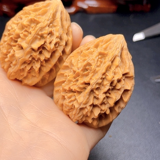 大叶紫檀（黑酸枝木类）做**人
