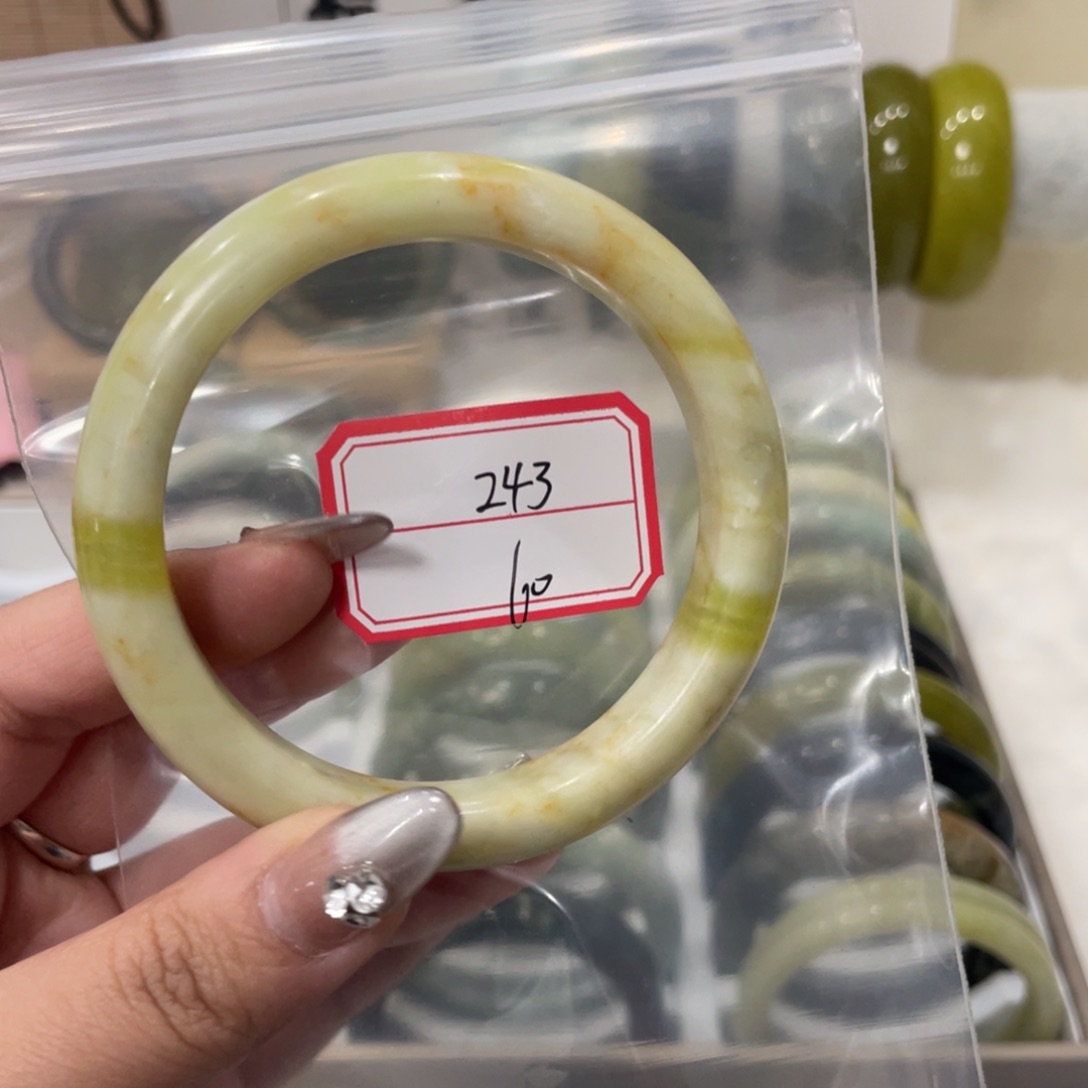 蛇纹石玉手镯未镶嵌