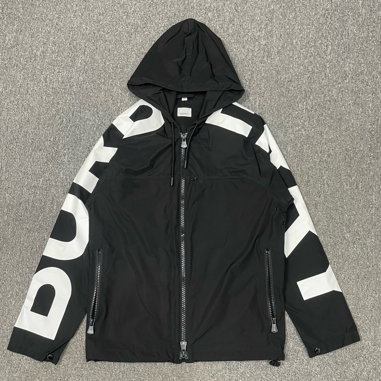 99新 BURBERRY/博柏利 12258131 黑色手臂logo字母夹克外套 XS码