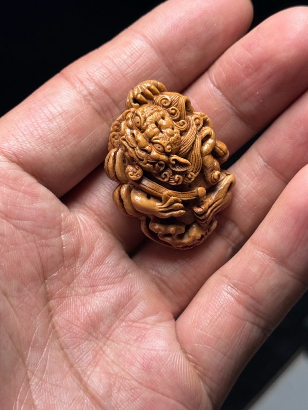 唐狮滚绣球，桃核雕刻