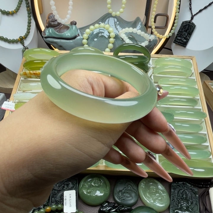 与***。蛇纹石玉合金手镯