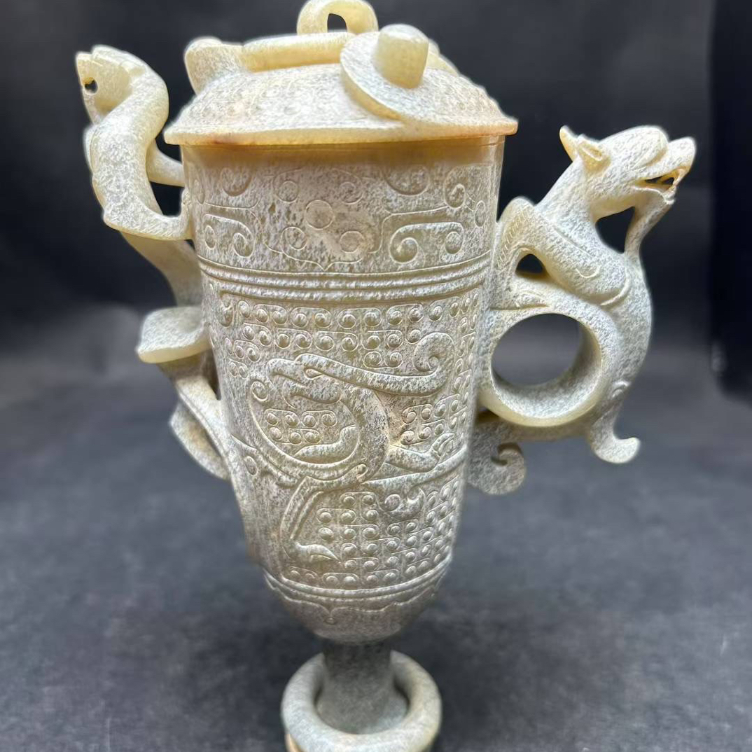 精美和田玉高浮雕赤龙杯