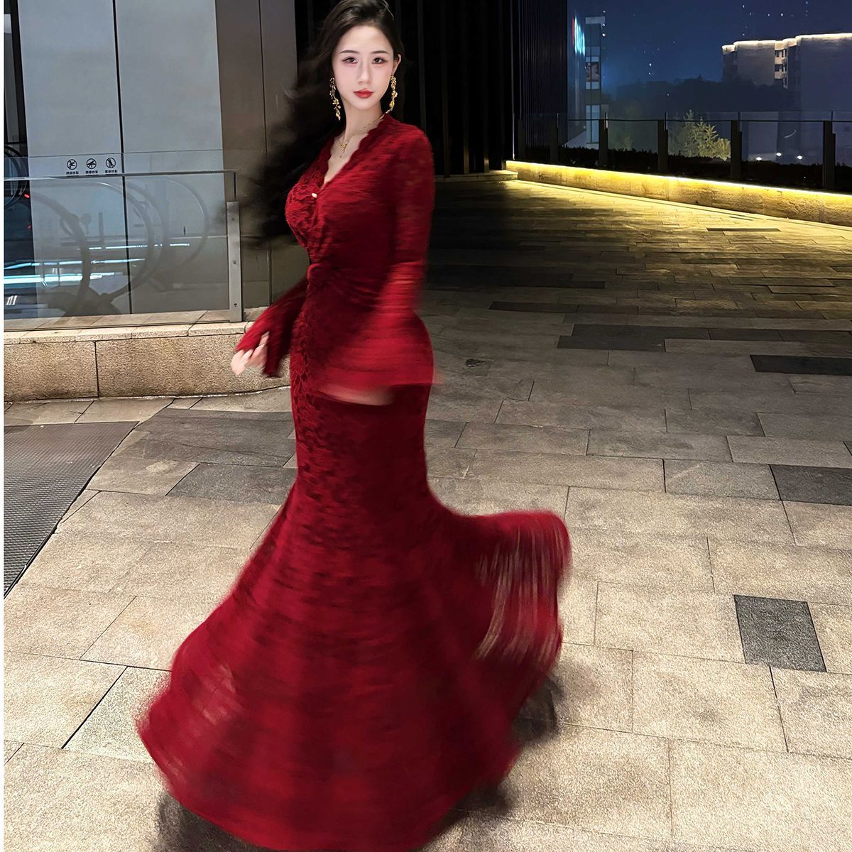 复古红色蕾丝步步生莲V领连衣裙温柔扭折喇叭袖修身气质婚礼长裙