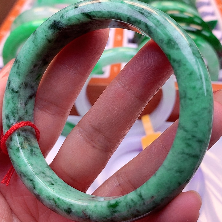 翡翠手镯未镶嵌翡翠