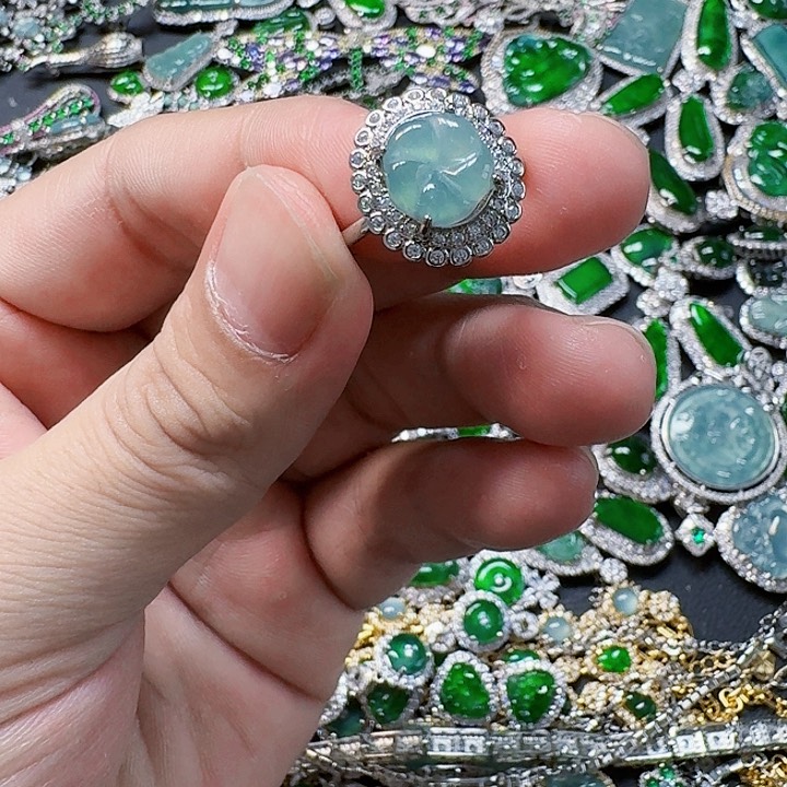 翡翠颈饰未镶嵌天然A货翡翠放漏