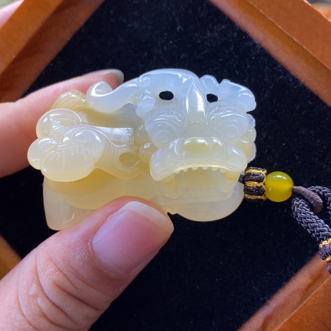 石英质玉（黄龙玉）颈饰未镶嵌