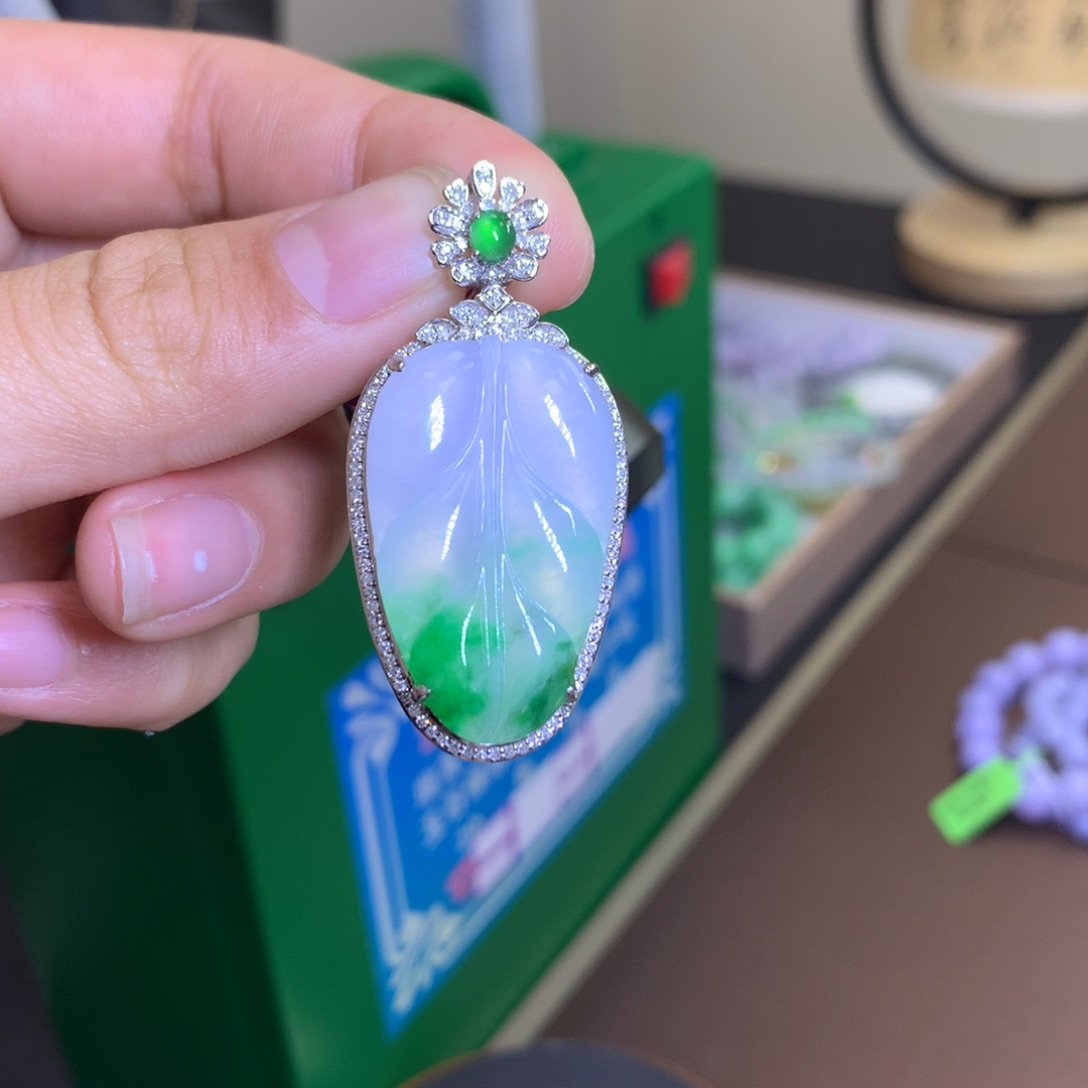 翡翠颈饰18K金镶嵌翡翠