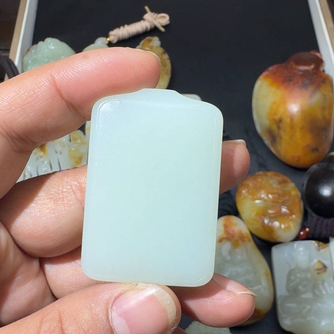 用***8和田玉未镶嵌吊坠(不含链)