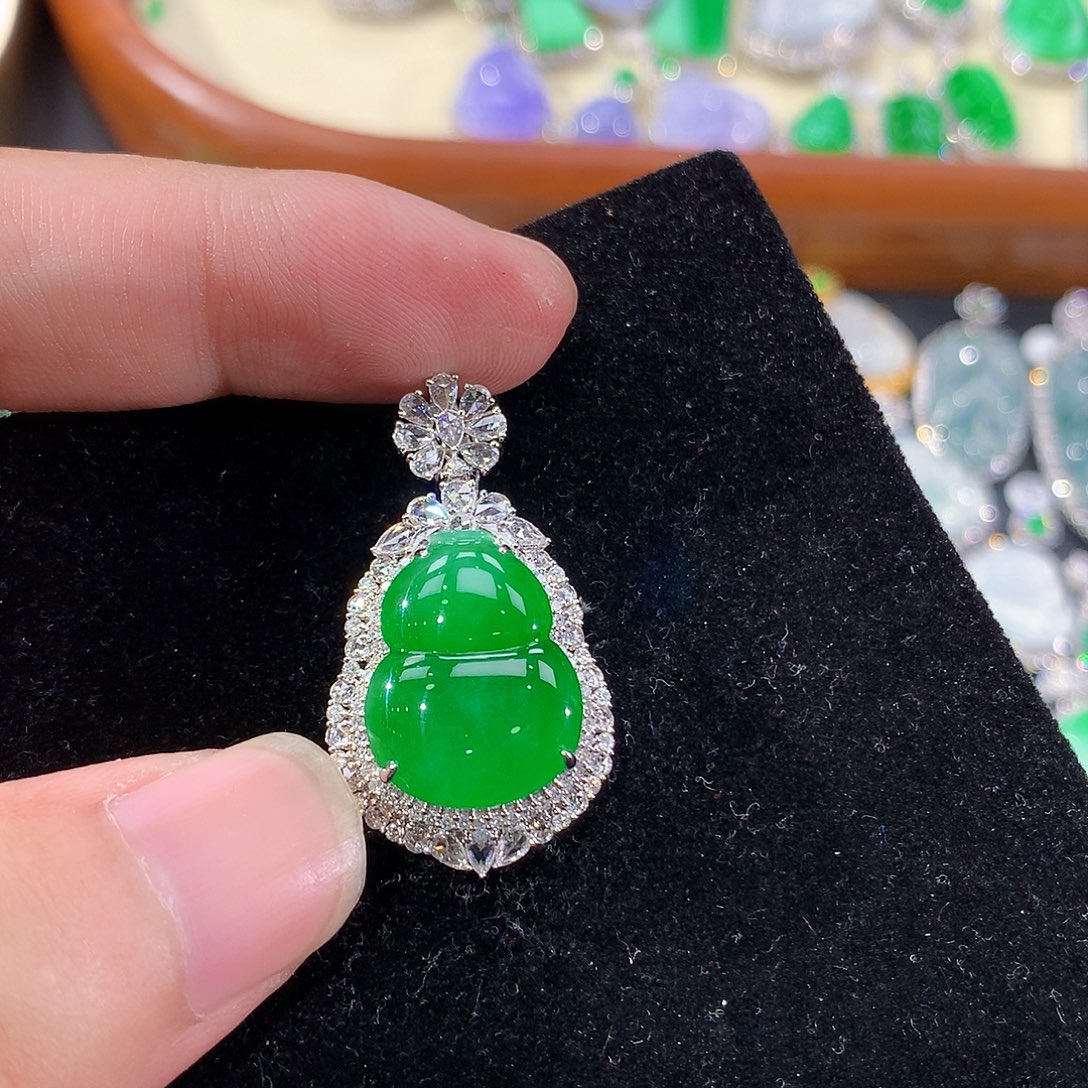 用***0翡翠18K金镶嵌颈饰