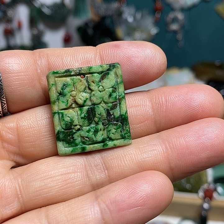 翡翠未镶嵌吊坠(赠链)