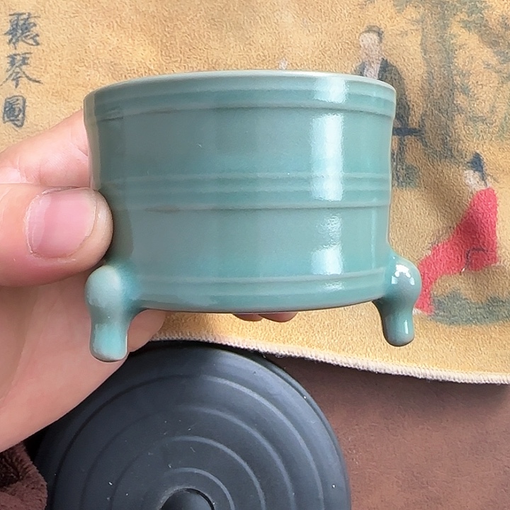 杯子青绿釉 三足玄纹杯