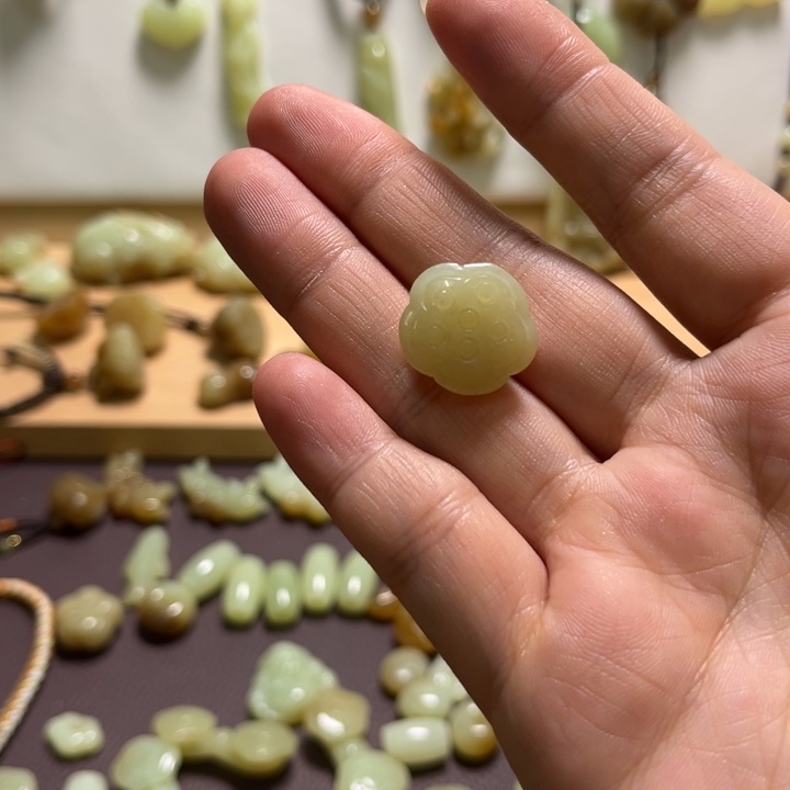 T***o和田玉未镶嵌颈饰