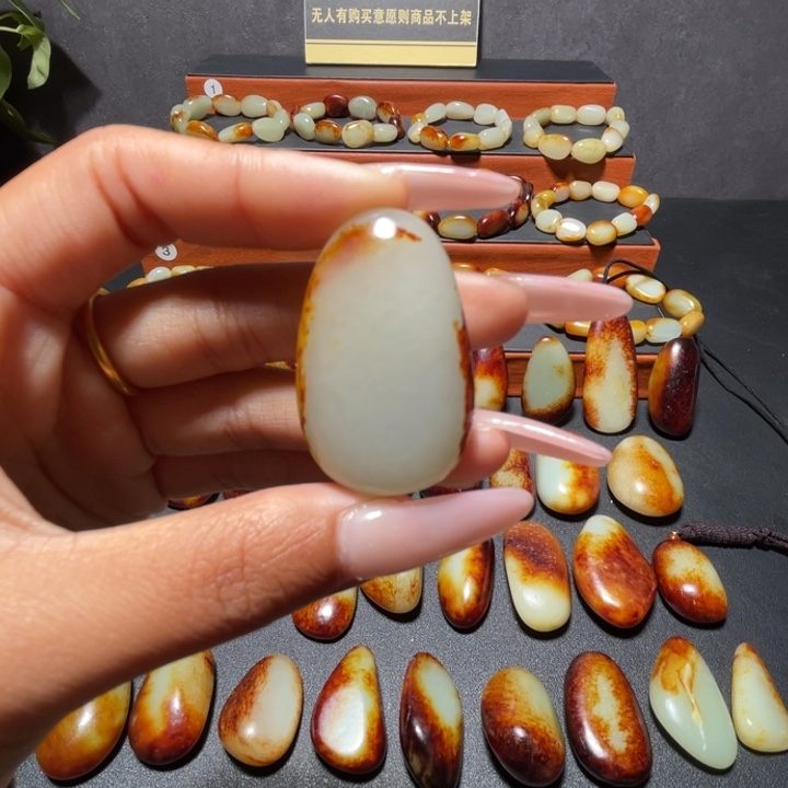 单***蝶和田玉未镶嵌颈饰