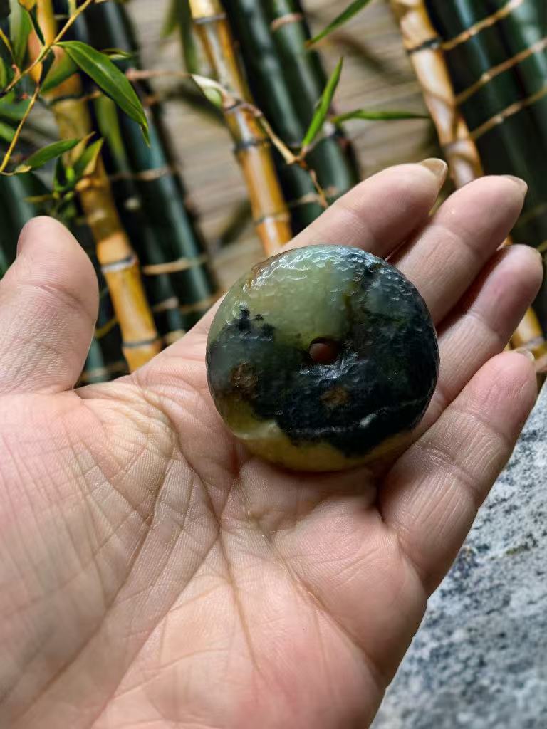 天然岫玉手工锤纹花玉平安扣