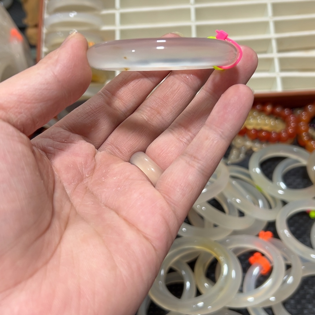 玛瑙/玉髓未镶嵌手镯52圈有包容2.2