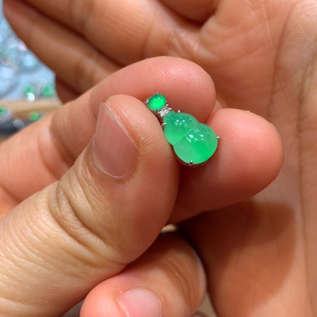 翡翠18K金镶嵌颈饰吊坠