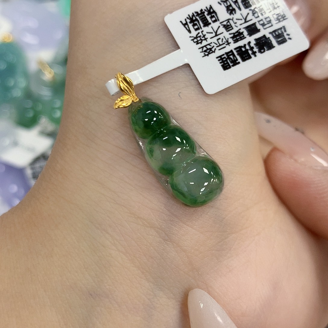 颈饰18K金镶嵌翡翠