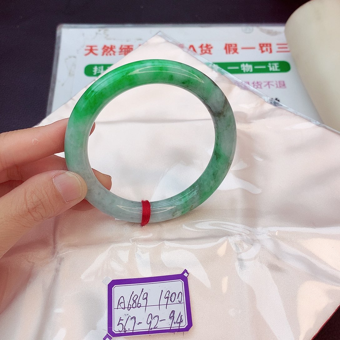 翡翠手镯未镶嵌翡翠